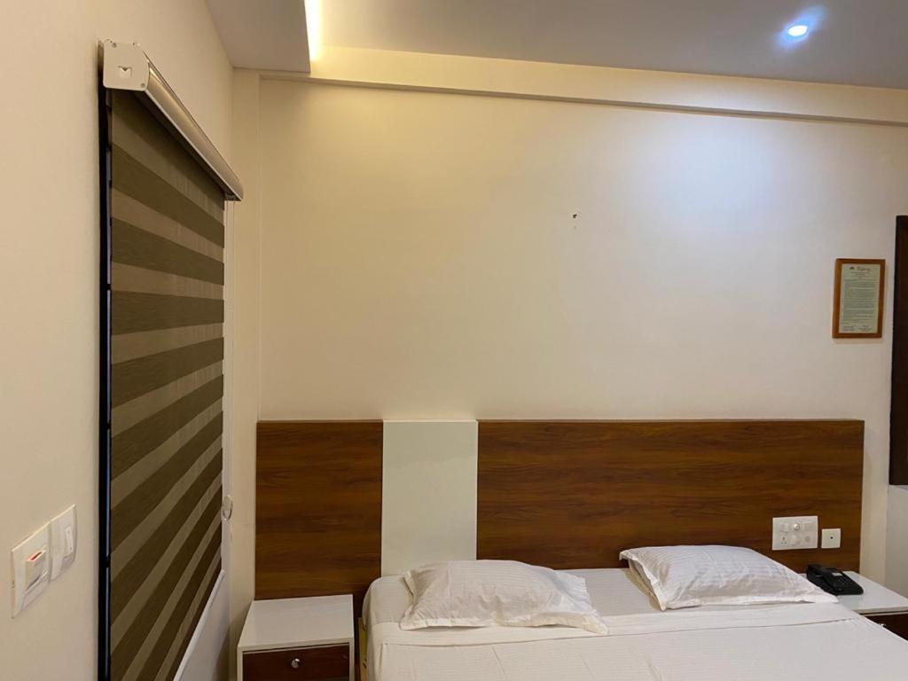 Issacs Regency Hotell Sultan Bathery Eksteriør bilde